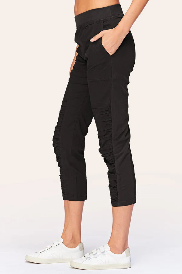 Geyser Crop | Black