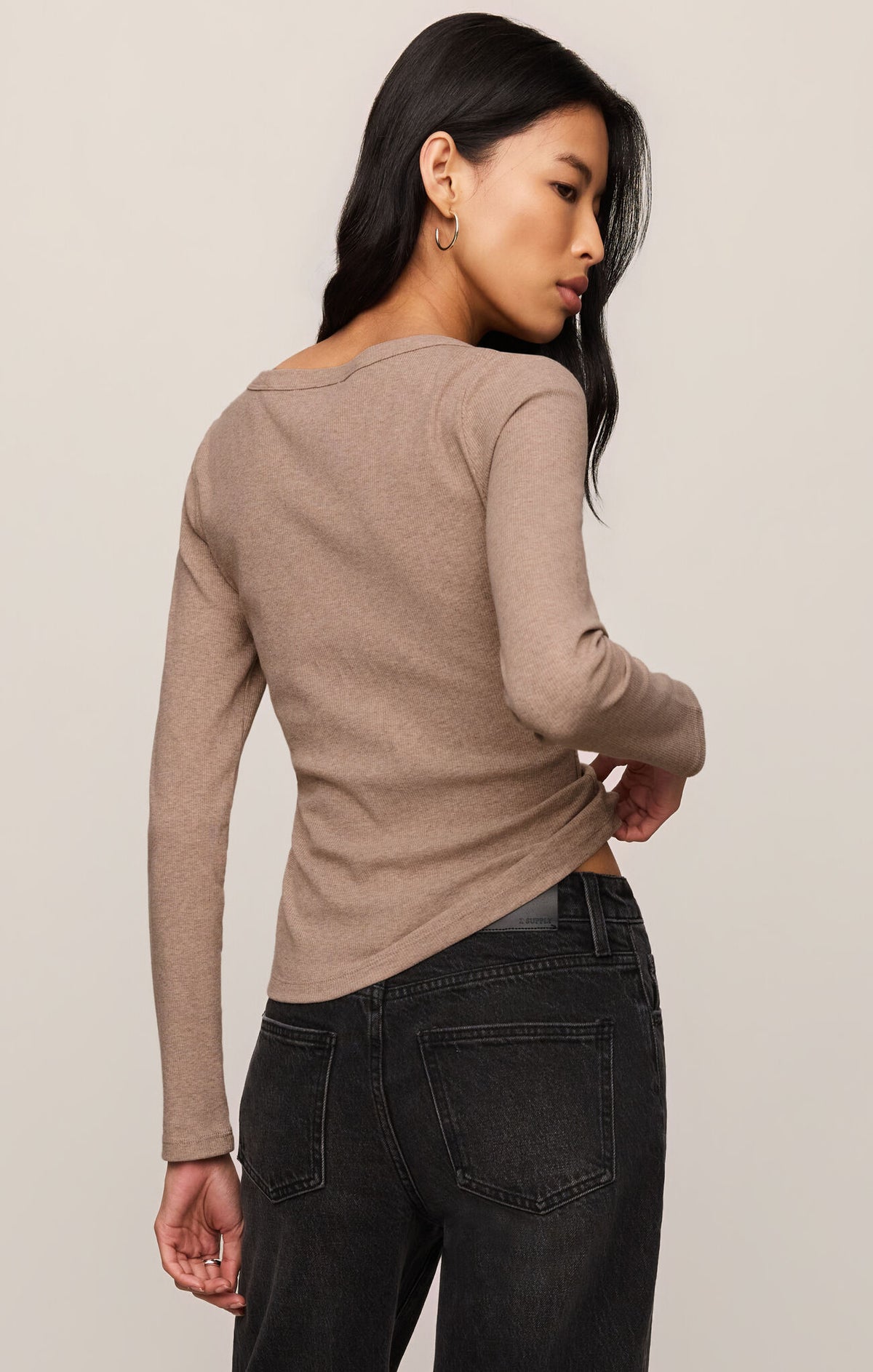Greyson Scoop Long Sleeve Tee | Chalk, Heather Ash, Black