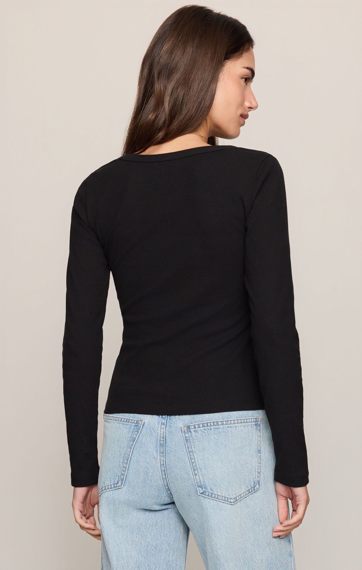 Greyson Scoop Long Sleeve Tee | Chalk, Heather Ash, Black